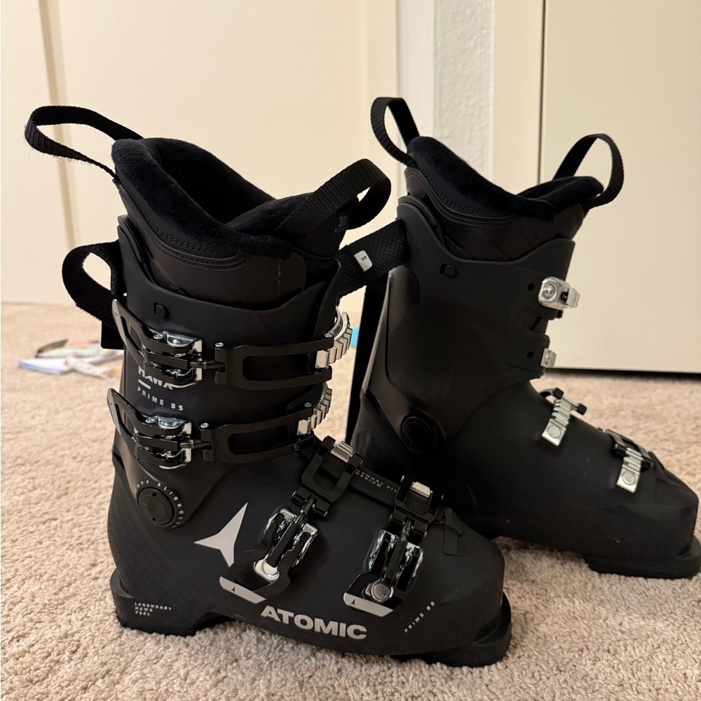 Atomic hawx prime ski boots worn twice!